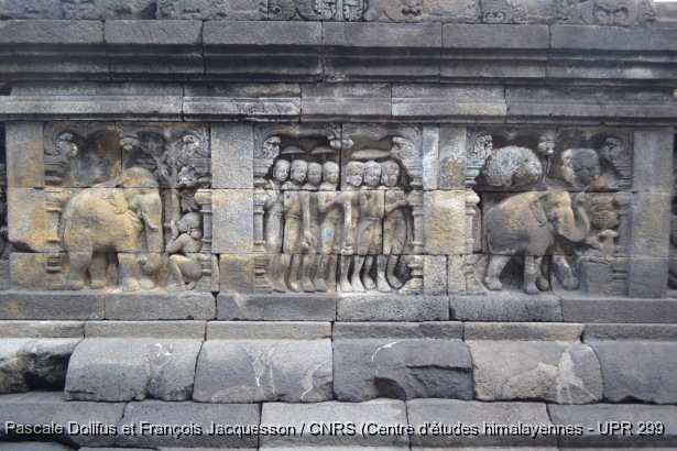 Borobudur > Galerie I > Balustrade supérieure : Histoire de l'éléphant / Borobudur > Galerie I > Balustrade supérieure : Histoire de l'éléphant / Dollfus, Pascale; Jacquesson, François /  Indonesia/ Indonésie