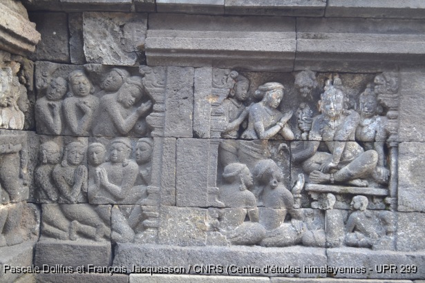 Borobudur > Galerie I > Balustrade supérieure : Histoire d'un hors-caste (?) / Borobudur > Galerie I > Balustrade supérieure : Histoire d'un hors-caste (?) / Dollfus, Pascale; Jacquesson, François /  Indonesia/ Indonésie