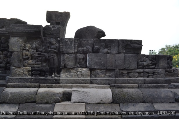 Borobudur > Galerie I > Balustrade supérieure : Histoire du prince Somanassa / Borobudur > Galerie I > Balustrade supérieure : Histoire du prince Somanassa / Dollfus, Pascale; Jacquesson, François /  Indonesia/ Indonésie