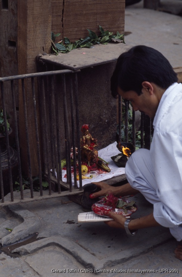 Album Indra Jatra (1974-2005) / Indra Jatra : installation de la statue d'Indra en bas du mât (1er jour) 
  / Toffin, Gérard  / Kathmandu (Kathmandu district), Népal 