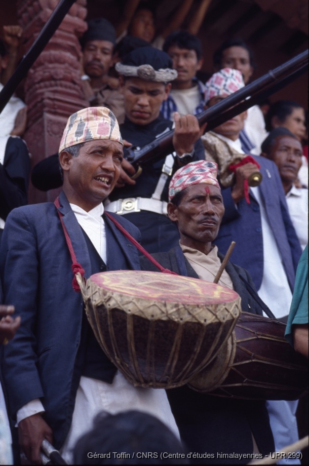 Album Indra Jatra (1974-2005) / Indra Jatra : cérémonie d'érection du mât (1er jour, astrologiquement daté), tambours 
  / Toffin, Gérard  / Kathmandu (Kathmandu district), Népal 