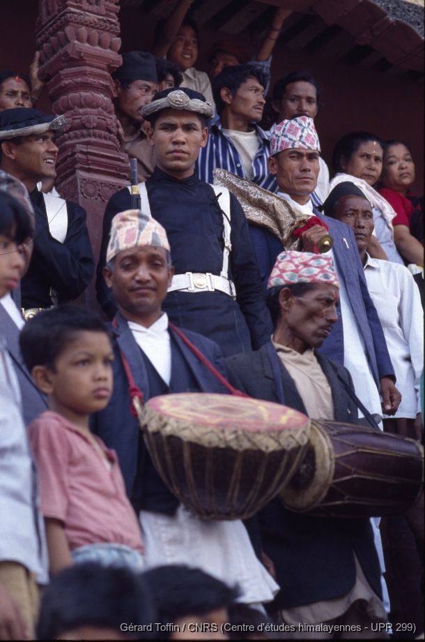 Album Indra Jatra (1974-2005) / Indra Jatra : cérémonie d'érection du mât (1er jour, astrologiquement daté), tambours 
  / Toffin, Gérard  / Kathmandu (Kathmandu district), Népal 