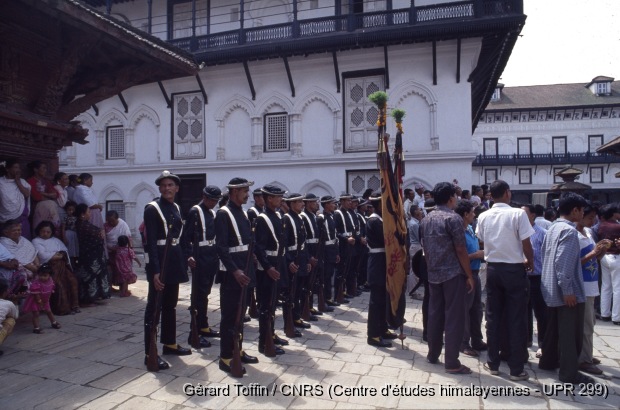 Album Indra Jatra (1974-2005) / Indra Jatra : cérémonie d'érection du mât (1er jour, astrologiquement daté), militaires 
  / Toffin, Gérard  / Kathmandu (Kathmandu district), Népal 