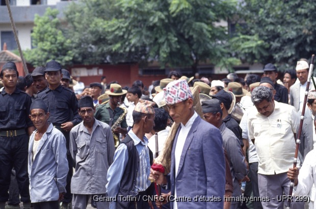 Album Indra Jatra (1974-2005) / Indra Jatra : cérémonie d'érection du mât (1er jour, astrologiquement daté) 
  / Toffin, Gérard  / Kathmandu (Kathmandu district), Népal 