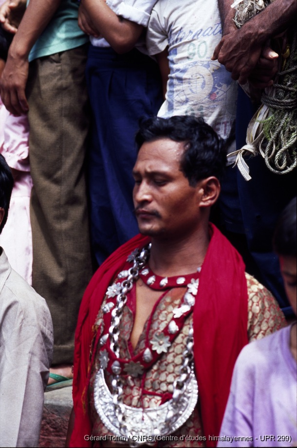 Album Indra Jatra (1974-2005) / Indra Jatra : cérémonie d'érection du mât (1er jour, astrologiquement daté). A cette occasion, toutes les troupes de danses sont présentes
  / Toffin, Gérard  / Kathmandu (Kathmandu district), Népal 