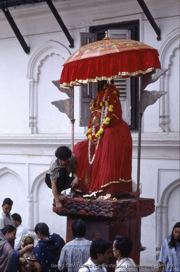 Album Indra Jatra (1974-2005) / Indra Jatra : changement de la statue d'Hanuman pendant la cérémonie d'érection du mât (1er jour, astrologiquement daté) 
  / Toffin, Gérard  / Kathmandu (Kathmandu district), Népal 