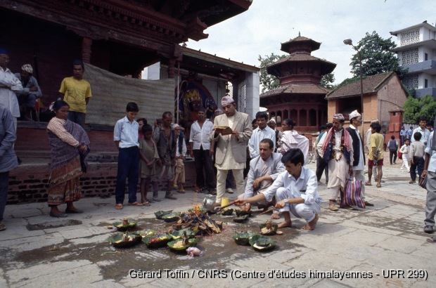 Album Indra Jatra (1974-2005) / Indra Jatra : préparation des offrandes pour les rituels funéraires liés à Indra 
  / Toffin, Gérard  / Kathmandu (Kathmandu district), Népal 