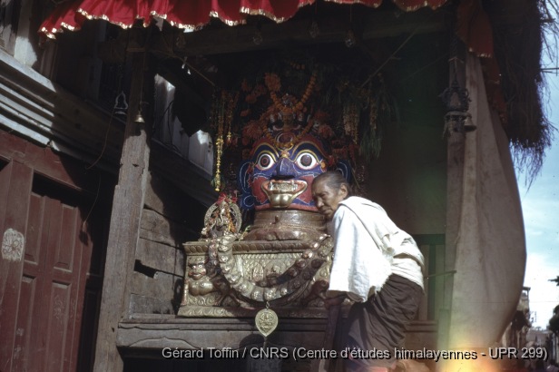 Album Indra Jatra (1974-2005) / Indra Jatra : petit autel temporaire à Bhairav, près de Svet Bhairav à Hanuman Dhoka 
  / Toffin, Gérard  / Kathmandu (Kathmandu district), Népal 