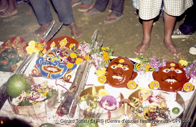 Album Indra Jatra (1974-2005) / Indra Jatra : exposition des masques et costumes de l'Halchok pyaakhan (troupe Sava bhaku) 
  / Toffin, Gérard  / Halchok (Kathmandu district), Népal 
