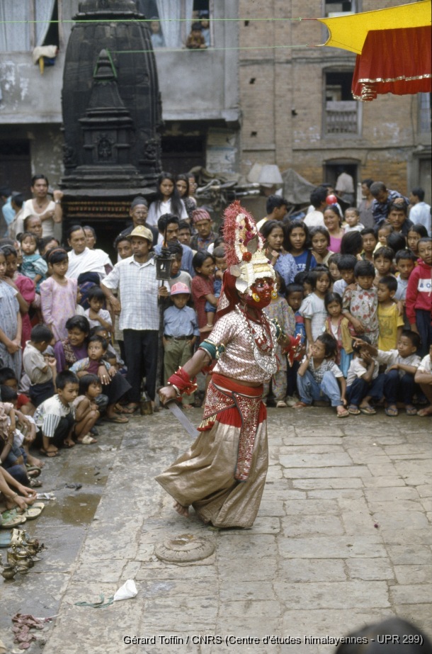 Album Indra Jatra (1974-2005) / Indra Jatra : Di pyaakhan (troupe de danse originaire de Kilagal) 
  / Toffin, Gérard  / Kathmandu (Kathmandu district), Népal 