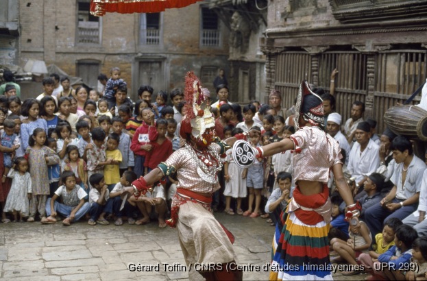 Album Indra Jatra (1974-2005) / Indra Jatra : Di pyaakhan (troupe de danse originaire de Kilagal) 
  / Toffin, Gérard  / Kathmandu (Kathmandu district), Népal 