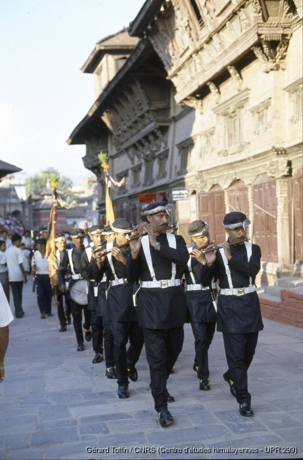 Album Indra Jatra (1974-2005) / Indra Jatra : procession accompagnant le départ du char de la Kumari 
  / Toffin, Gérard  / Kathmandu (Kathmandu district), Népal