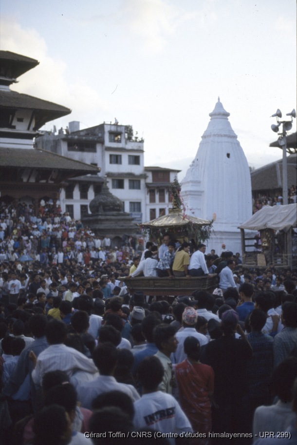 Album Indra Jatra (1974-2005) / Indra Jatra : procession accompagnant le départ du char de la Kumari 
  / Toffin, Gérard  / Kathmandu (Kathmandu district), Népal
