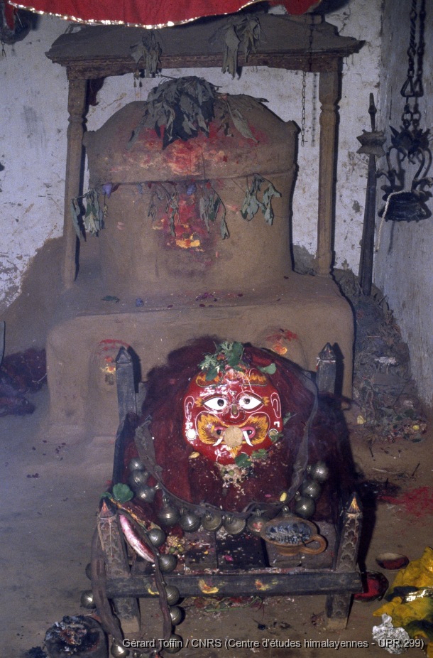 Album Indra Jatra (1974-2005) / Indra Jatra : Majipat lakhe dans son temple, avant qu'il ne sorte. Majipat est le nom d'un quartier qui a donné son nom au lakhe, habité par la caste des imprimeurs, Ranjitkar / Toffin, Gérard  / Kathmandu (Kathmandu district), Népal 