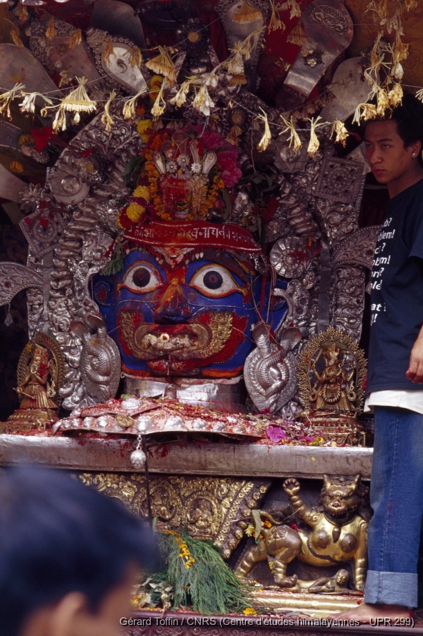 Album Indra Jatra (1974-2005) / Indra Jatra : petit autel temporaire à Bhairav, près de Svet Bhairav à Hanuman Dhoka 
  / Toffin, Gérard  / Kathmandu (Kathmandu district), Népal 