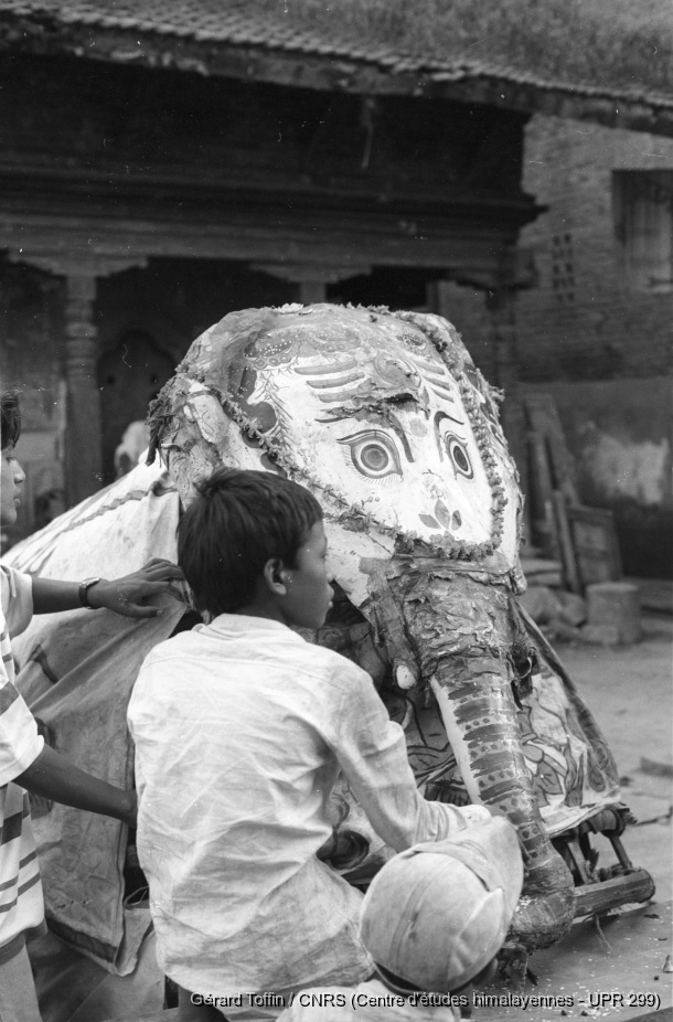 Indra Jatra à Kathmandu (1995) / Indra Jatra : Kishi, l'éléphant d'Indra (troupe de Kilagal) 
  / Toffin, Gérard  / Kathmandu (Kathmandu district), Népal 