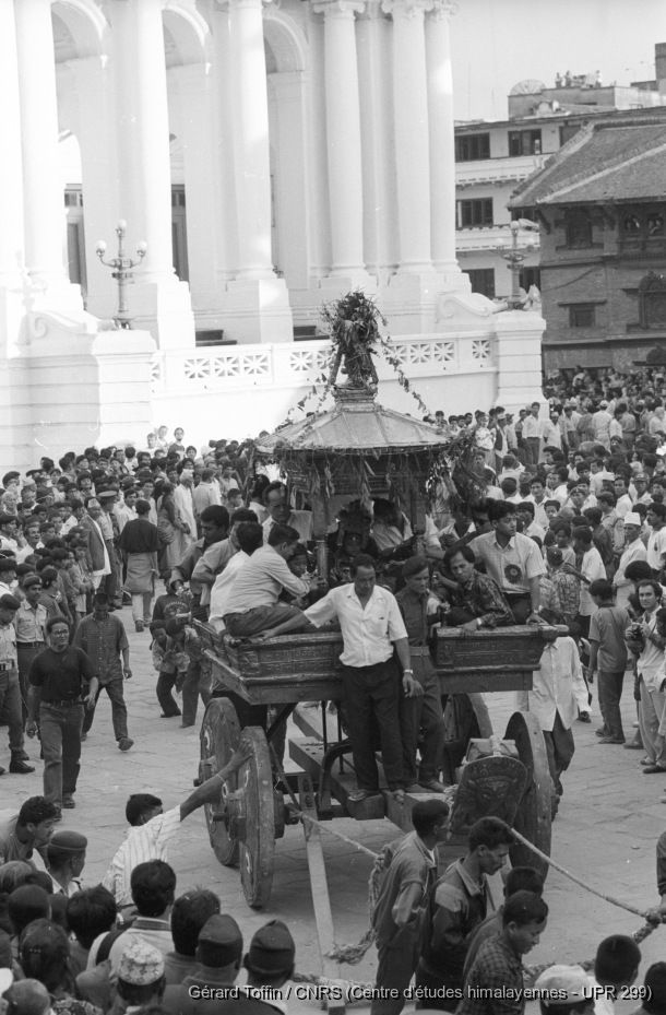 Indra Jatra à Kathmandu (1995) / Indra Jatra : Ganesh sur son char, procession accompagnant le départ du char de la Kumari (2e jour) / Toffin, Gérard  / Kathmandu (Kathmandu district), Népal 
