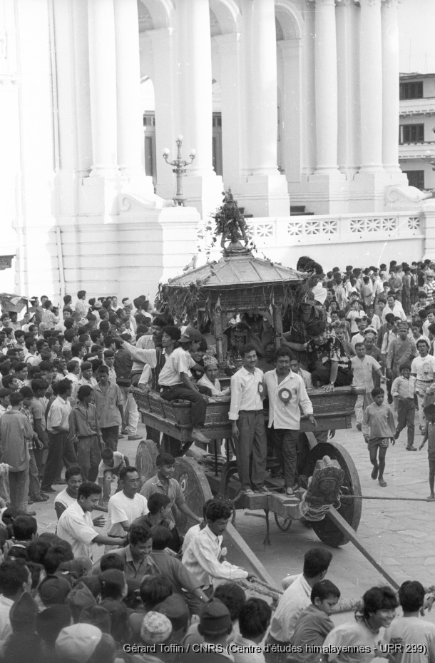 Indra Jatra à Kathmandu (1995) / Indra Jatra : Bhairav sur son char, procession accompagnant le départ du char de la Kumari (2e jour) / Toffin, Gérard  / Kathmandu (Kathmandu district), Népal 