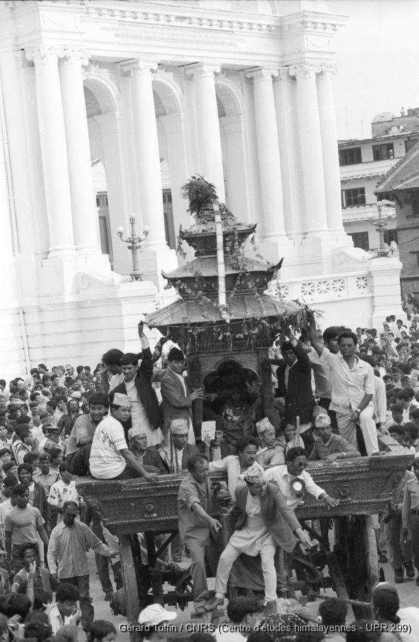 Indra Jatra à Kathmandu (1995) / Indra Jatra : char de la Kumari en procession (2e jour) / Toffin, Gérard  / Kathmandu (Kathmandu district), Népal 
