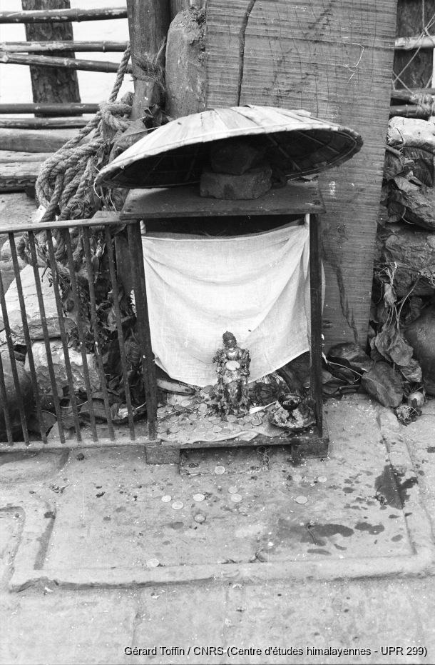 Indra Jatra à Kathmandu (1995) / Indra Jatra : statue d'Indra installée en bas du mât (yahsim) 
  / Toffin, Gérard  / Kathmandu (Kathmandu district), Népal 