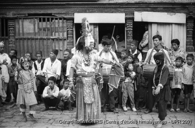 Indra Jatra à Kathmandu (1995) / Indra Jatra : Di pyaakhan (troupe de danse originaire de Kilagal) 
  / Toffin, Gérard  / Kathmandu (Kathmandu district), Népal 