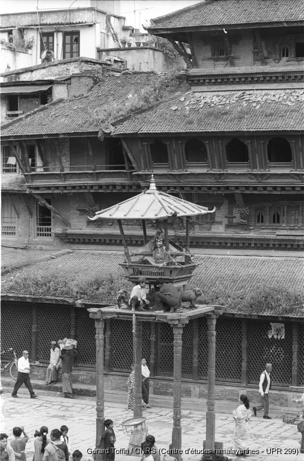 Indra Jatra à Kathmandu (1995) / Indra Jatra : construction du char/échafaudage portant la statue d'Indra 
  / Toffin, Gérard  / Kathmandu (Kathmandu district), Népal 