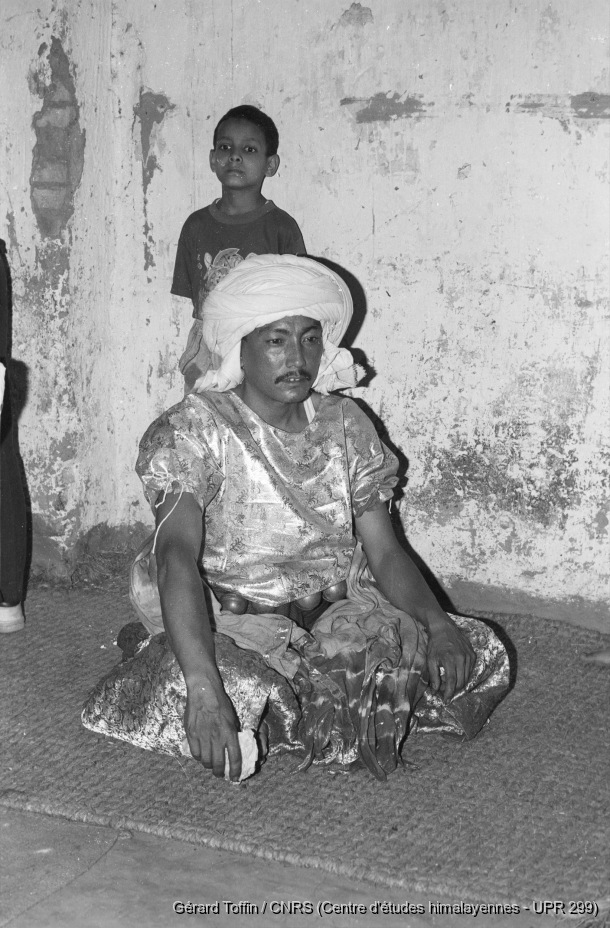Indra Jatra à Kathmandu (1995) / Indra Jatra : habillage du danseur de Majipat lakhe. Majipat est le nom d'un quartier qui a donné son nom au lakhe, habité par la caste des imprimeurs, Ranjitkar / Toffin, Gérard  / Kathmandu (Kathmandu district), Népal 