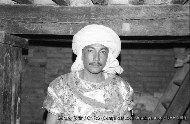 Indra Jatra à Kathmandu (1995) / Indra Jatra : habillage du danseur de Majipat lakhe. Majipat est le nom d'un quartier qui a donné son nom au lakhe, habité par la caste des imprimeurs, Ranjitkar / Toffin, Gérard  / Kathmandu (Kathmandu district), Népal 