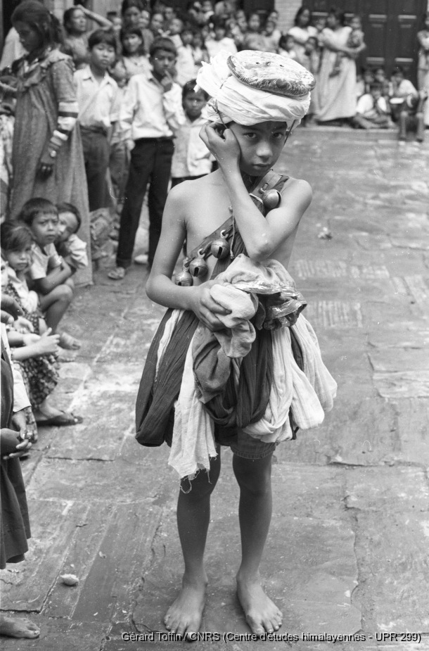 Indra Jatra à Kathmandu (1995) / Indra Jatra : enfant jouant le rôle du jhyâlincâ lors de la danse de Majipat lakhe 
  / Toffin, Gérard  / Kathmandu (Kathmandu district), Népal 