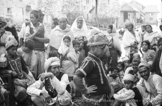 Kun pyaakhan, un théâtre disparu (1971-1975)  / Kun pyaakhan (kũ pyākhã) lors de l'Indra Jatra : le prince Râj Kumâr. Représentation annuelle du théâtre dansé d'enfants kun pyaakhan (kũ pyākhã) lors de l'Indra Jatra. Interprété par des garçons (moins de 16 ans) choisis parmi les quatre clans shivaïtes fondateurs du village, cet art performatif a aujourd'hui disparu / Toffin, Gérard  / Pyangaon (Lalitpur district), Népal 