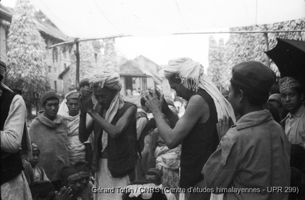 Kun pyaakhan, un théâtre disparu (1971-1975)  / Kun pyaakhan (kũ pyākhã) lors de l'Indra Jatra : mariage princier. Représentation annuelle du théâtre dansé d'enfants kun pyaakhan (kũ pyākhã) lors de l'Indra Jatra. Interprété par des garçons (moins de 16 ans) choisis parmi les quatre clans shivaïtes fondateurs du village, cet art performatif a aujourd'hui disparu / Toffin, Gérard  / Pyangaon (Lalitpur district), Népal 