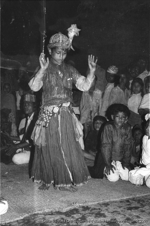 Kun pyaakhan, un théâtre disparu (1971-1975)  / Kun pyaakhan (kũ pyākhã) lors de l'Indra Jatra : le roi Dharmasturi. Représentation annuelle du théâtre dansé d'enfants kun pyaakhan (kũ pyākhã) lors de l'Indra Jatra. Interprété par des garçons (moins de 16 ans) choisis parmi les quatre clans shivaïtes fondateurs du village, cet art performatif a aujourd'hui disparu
  / Toffin, Gérard  / Pyangaon (Lalitpur district), Népal 