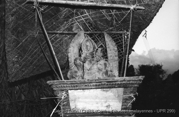Kun pyaakhan, un théâtre disparu (1971-1975)  / Autel temporaire d'Indra (Viman Dyah) pendant l'Indra Jatra. Statue très endommagée
  / Toffin, Gérard  / Pyangaon (Lalitpur district), Népal 