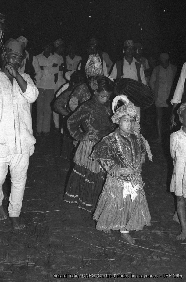Kun pyaakhan, un théâtre disparu (1971-1975)  / Kun pyaakhan (kũ pyākhã) lors de l'Indra Jatra : le prince Râj Kumâr, la reine aînée Dharmalakshmî, le roi Dharmasturi, la reine cadette Dharmakeshvarî et un soldat sipâi. Représentation annuelle du théâtre dansé d'enfants kun pyaakhan (kũ pyākhã) lors de l'Indra Jatra. Interprété par des garçons (moins de 16 ans) choisis parmi les quatre clans shivaïtes fondateurs du village, cet art performatif a aujourd'hui disparu
  / Toffin, Gérard  / Pyangaon (Lalitpur district), Népal 