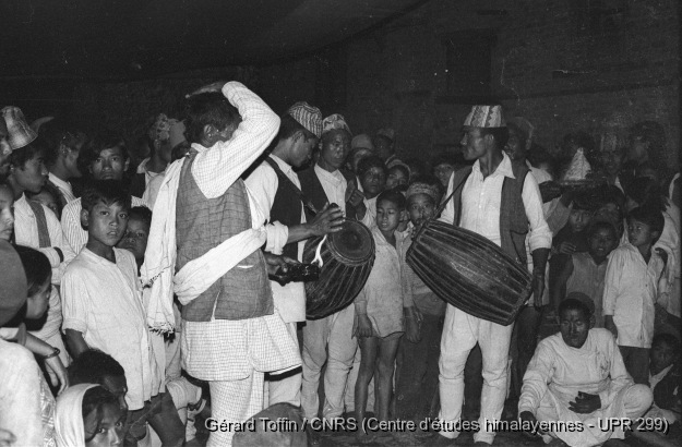Kun pyaakhan, un théâtre disparu (1971-1975)  / Kun pyaakhan (kũ pyākhã) lors de l'Indra Jatra : musiciens. Représentation annuelle du théâtre dansé d'enfants kun pyaakhan (kũ pyākhã) lors de l'Indra Jatra. Interprété par des garçons (moins de 16 ans) choisis parmi les quatre clans shivaïtes fondateurs du village, cet art performatif a aujourd'hui disparu
  / Toffin, Gérard  / Pyangaon (Lalitpur district), Népal 