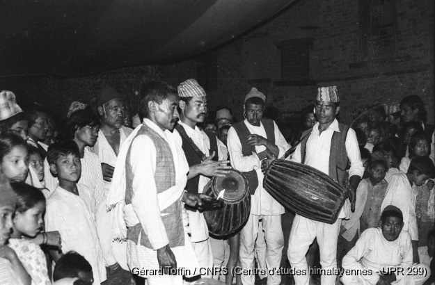 Kun pyaakhan, un théâtre disparu (1971-1975)  / Kun pyaakhan (kũ pyākhã) lors de l'Indra Jatra : musiciens. Représentation annuelle du théâtre dansé d'enfants kun pyaakhan (kũ pyākhã) lors de l'Indra Jatra. Interprété par des garçons (moins de 16 ans) choisis parmi les quatre clans shivaïtes fondateurs du village, cet art performatif a aujourd'hui disparu
  / Toffin, Gérard  / Pyangaon (Lalitpur district), Népal 