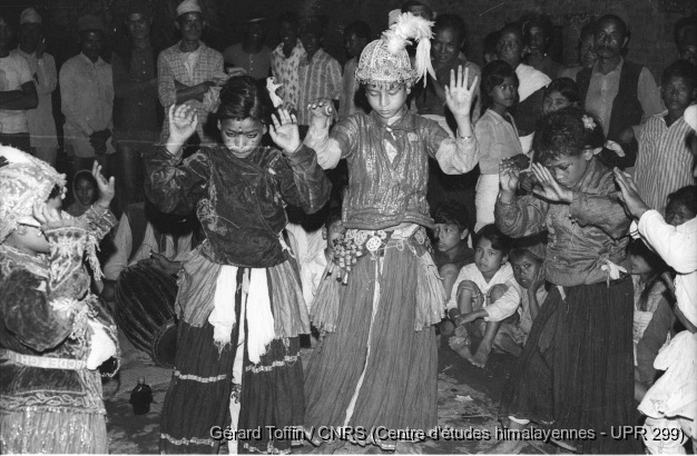Kun pyaakhan, un théâtre disparu (1971-1975)  / Kun pyaakhan (kũ pyākhã) lors de l'Indra Jatra : le prince Râj Kumâr, la reine aînée Dharmalakshmî, le roi Dharmasturi et la reine cadette Dharmakeshvarî. Représentation annuelle du théâtre dansé d'enfants kun pyaakhan (kũ pyākhã) lors de l'Indra Jatra. Interprété par des garçons (moins de 16 ans) choisis parmi les quatre clans shivaïtes fondateurs du village, cet art performatif a aujourd'hui disparu
  / Toffin, Gérard  / Pyangaon (Lalitpur district), Népal 