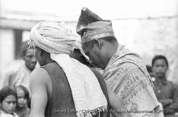 Kun pyaakhan, un théâtre disparu (1971-1975)  /  Kun pyaakhan (kũ pyākhã) lors de l'Indra Jatra. Deux acteurs de la pièce de théâtre dont le prêtre brahmane / Toffin, Gérard  / Pyangaon (Lalitpur district), Népal 