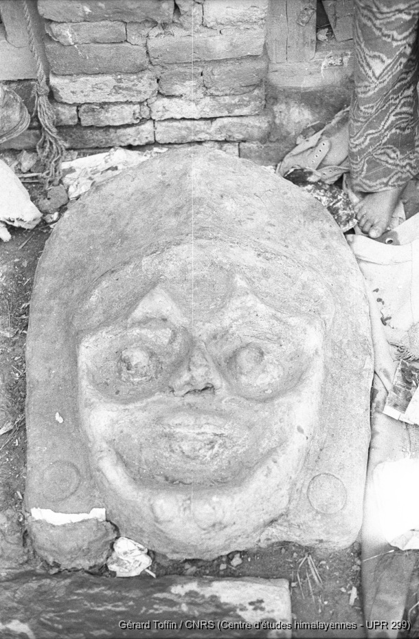 Fabrication des masques rituels (1974) / Fabrication de masques rituels par les Citrakar : le modèle d'une divinité terrible (?). Fabrication de masques rituels par la caste des Citrakar (