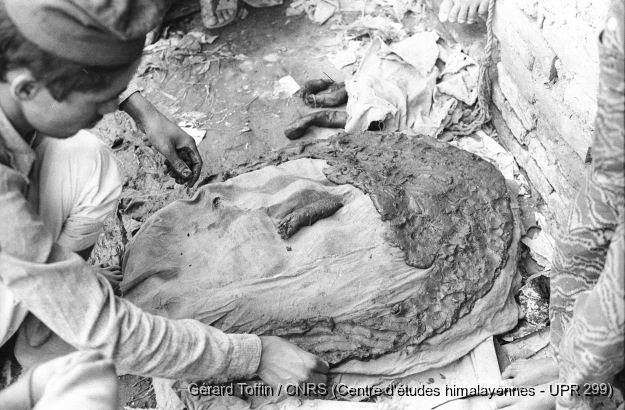 Fabrication des masques rituels (1974) / Fabrication de masques rituels par les Citrakar : l'argile, sous forme de boudin, est appliquée sur le modèle recouvert d'un tissu. Fabrication de masques rituels par la caste des Citrakar (