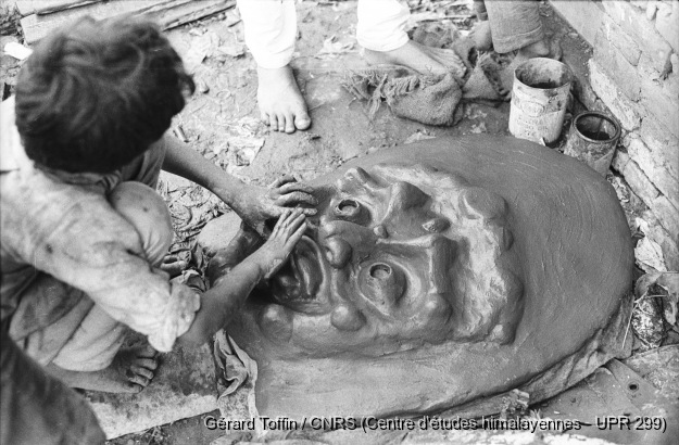 Fabrication des masques rituels (1974) / Fabrication de masques rituels par les Citrakar : lissage et modelage final des détails. Fabrication de masques rituels par la caste des Citrakar (