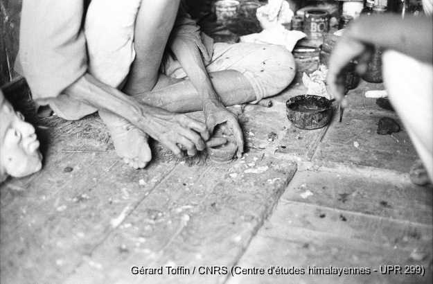 Fabrication des masques rituels (1974) / Fabrication de masques rituels par les Citrakar : préparation de la peinture. Fabrication de masques rituels par la caste des Citrakar (