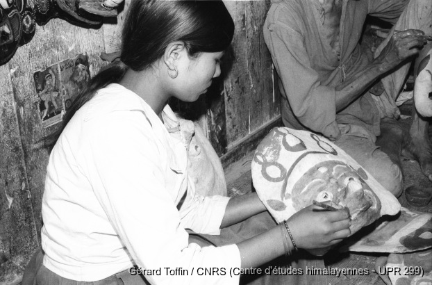 Fabrication des masques rituels (1974) / Fabrication de masques rituels par les Citrakar : peinture d'un masque. Fabrication de masques rituels par la caste des Citrakar (
