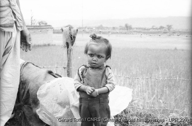 Fabrication des masques rituels (1974) / Enfant aux yeux maquillés de khôl en guise de protection 
  / Toffin, Gérard  / Thimi (Bhaktapur district), Népal 