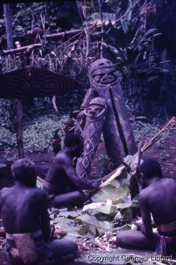 Funérailles à  Malakula (Malekula, Mallicolo) Vanuatu / Préparation du repas par les hommes (Ignames - Taros) en bord de Nasara / Liotard, Georges / Lamap, Malekula, Vanuatu