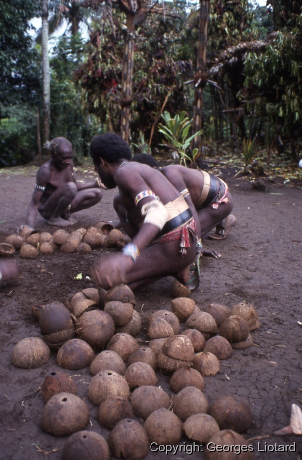 Funérailles à  Malakula (Malekula, Mallicolo) Vanuatu / Jeu avec des demi-noix de coco sur le Nasara de 
