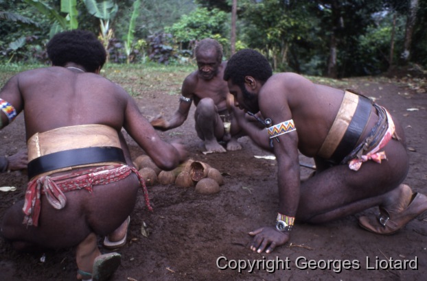 Funérailles à  Malakula (Malekula, Mallicolo) Vanuatu / Jeu avec des demi-noix de coco sur le Nasara de 
