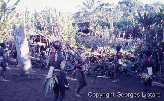 Funérailles à  Malakula (Malekula, Mallicolo) Vanuatu / Danses: Les danses reprennent sur le Nasara autour du tambour. / Liotard, Georges / Lamap, Malekula, Vanuatu
