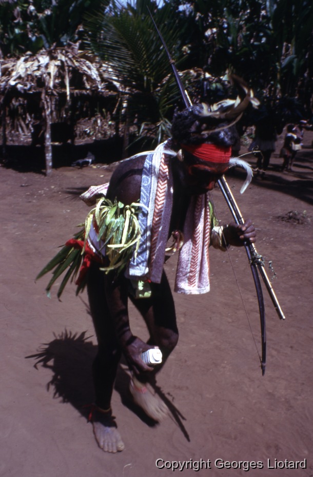 Funérailles à  Malakula (Malekula, Mallicolo) Vanuatu / Danseur: Danseur avec coquillages et plumes / Liotard, Georges / Lamap, Malekula, Vanuatu