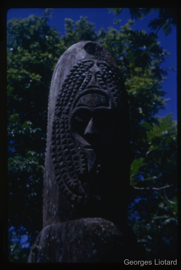 Ile d'Ambrym / L'arrière ouvragé de la tête d'un tambour / Georges Liotard / Ile Ambrym, Vanuatu